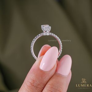 Anillo Elegante con Diamante Cultivado en Laboratorio con Corte Esmeralda Certificado por IGI, con Micro Pavé de Diamantes y Halo Oculto, Anillo de Promesa - Product Image 6