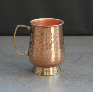 Taza Moscow Mule de cobre martillado a mano con asa y base de latón dorado, ideal para regalo de fiesta para adultos. - Product Image 1