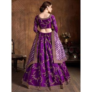 Increíble púrpura bordado Mulberry Silk Sangeet Wear Lehenga Choli - Product Image 3