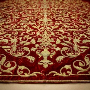 Alfombra de terciopelo rojo grande con bordado de lingotes de oro, tapicería floral Zardozi hecha a mano y personalizada, textil real para iglesias y ceremonias - Product Image 3