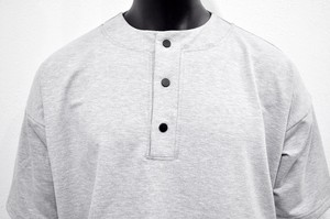 เสื้อเชิ้ตแขนสั้นคอจีนสีเทาสำหรับผู้ชาย ผ้าคอตตอน 100% ระบายอากาศได้ดี เนื้อผ้าถัก สวมใส่สบายในฤดูร้อน - Product Image 2