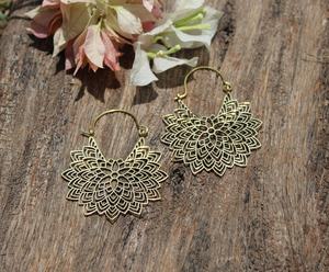 Boucles d'oreilles perforées en laiton de conception florale bijoux ethniques légers fabriqués à la main pour les femmes - Product Image 2