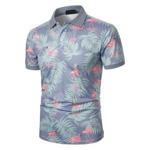 Polo pour homme à imprimé flamants roses et palmiers, style resort été 2026, manches courtes, coupe ajustée, gris et rose, vêtements de vacances - Product Image 2