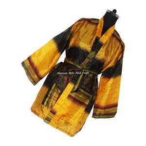 KS007 Robe longue kimono de plage ethnique d'été en soie vintage indienne faite à la main, imprimé floral, style bohème, pour la nuit ou comme peignoir - Product Image 1