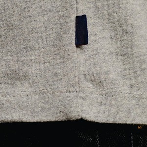 Camiseta de Manga Corta Gris Claro para Hombre con Ribete en Gris Oscuro, Corte Ajustado, Cuello Redondo, Color Sólido, Tejido de Algodón - Product Image 6