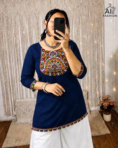 Túnica étnica de rayón para mujer con bordado a mano y trabajo con espejos reales, color granate, para uso casual, estilo India-Pakistán. - Product Image 4