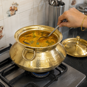 Olla Handi de Latón Martillado Hecha a Mano con Tapa de 2.5L, Recipiente Tradicional para Cocinar y Servir, Utensilio de Cocina para Almacenamiento de Alimentos para Hoteles y Restaurantes - Product Image 3
