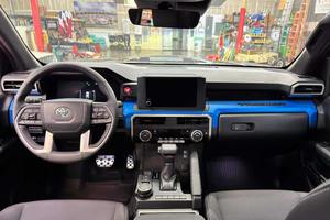 USADO, VOLANTE A LA IZQUIERDA / VOLANTE A LA DERECHA, 2025 O Y - T- A TACO MAS TR D SPORT DOBLE CABINA 4X4 - Product Image 2