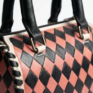 Bolso de mano mini Speedy de cuero genuino 100% con patrón a cuadros en negro y rosa para mujer con doble asa de transporte. - Product Image 4