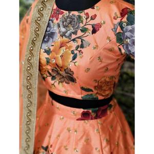 Magnifique Lehenga Choli brodé de créateur de vêtements de fête de couleur pêche - Product Image 3