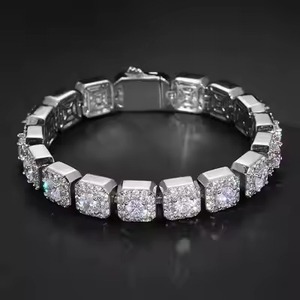 Chaîne cubaine en or blanc 18 carats sur mesure pour homme, avec maillons en diamant taille brillant certifiés GRA et pendentif fleur émeraude, cadeau - Product Image 2