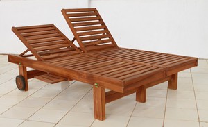 Tumbona Doble de Madera de Teca Sólida con Acabado Natural, Diseño Moderno para Uso en Exteriores - Product Image 3