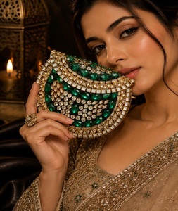 Bolso de mano de lujo hecho a mano con adornos de metal chapado en oro Kundan, personalizado, para bodas, eventos y fiestas. - Product Image 4