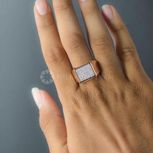 Anillo de eternidad con diamantes cultivados en laboratorio de corte redondo y diseño elegante en oro amarillo de 18 quilates para hombre, de proveedor indio. - Product Image 3