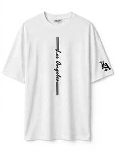 เสื้อยืดคอกลมแขนสั้นทรงปกติสีขาวสำหรับผู้ชาย ยี่ห้อ ONETEN APPARELS ผลิตจากผ้าฝ้าย 100% ระบายอากาศได้ดี มีโลโก้ด้านหน้า สวมใส่สบาย - Product Image 1