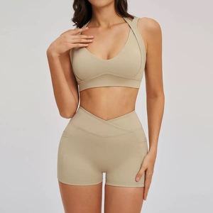 ชุดออกกำลังกายสำหรับผู้หญิง เสื้อชั้นในกีฬาคอวีลึกแบบเซ็กซี่พร้อมโลโก้สั่งทำพิเศษ และกางเกงขาสั้นเอววีมีกระเป๋าข้าง - Product Image 6