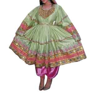 ชุดเดรสกำมะหยี่สีเขียวเข้มแบบอัฟกัน ดีไซน์หรูหรา ปักดิ้นสีขาว แขนยาว แบบดั้งเดิมของชาวปัชตุน สำหรับงานพิธีกรรมทางวัฒนธรรม - Product Image 1