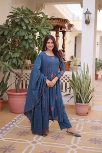 ชุดคุร์ตะและกางเกงทรงเอพิมพ์ลายสำหรับผู้หญิงสุดอินเทรนด์ พร้อมผ้าคลุมไหล่ - Product Image 3