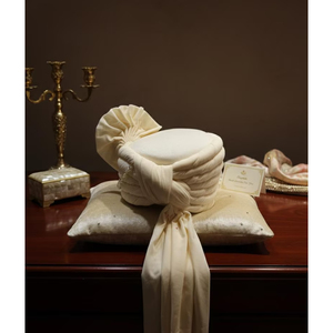 ผ้าโพกหัวเจ้าบ่าวทำมือจากผ้าไหมครีมประดับคริสตัลและขนนก - Product Image 3