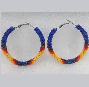 Boucles d'oreilles traditionnelles en perles de verre pour une touche culturelle et mode, avec des couleurs riches et un travail de perlage détaillé - Product Image 2