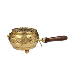 Quemador de Incienso de Latón Hecho a Mano con Mango de Madera, Diseño Tradicional para Fragancia Religiosa y Aroma a Oud, Hecho en India - Product Image 1