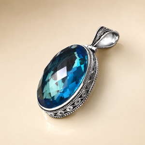 Venta al por mayor de colgantes de plata de ley ovalados facetados con topacio azul, piedra de nacimiento, creados en laboratorio, estilo suizo, para mujer. - Product Image 2