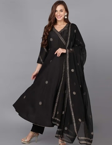 Conjunto de 3 piezas KV: Kurta Angarkha de mezcla de seda negra con estampado étnico, pantalón y dupatta - Product Image 6