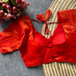 Blusa de diseñador con cuello en V, estilo seda del Sur, completamente cosida, lista para usar. - Product Image 4