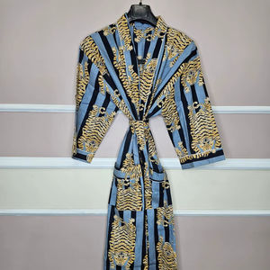 ชุดคลุมกิโมโนผ้ากำมะหยี่พิมพ์ลายดอกไม้สำหรับผู้หญิง ผ้าฝ้ายเนื้อนุ่ม ระบายอากาศได้ดี เหมาะสำหรับใส่ตอนเช้า ชุดคลุมกำมะหยี่สำหรับเพื่อนเจ้าสาว ชุดคลุมบิกินี่สำหรับฤดูหนาว - Product Image 1