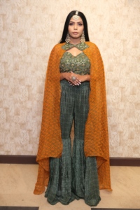 Elegante conjunto indio de top y pantalón gharara con dupatta, largo hasta el suelo, corte holgado, ropa étnica para boda, estampado digital verde y naranja. - Product Image 3