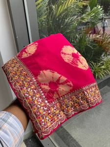 Sari en soie rose élégant avec bordure brodée dorée, tenue de mariage traditionnelle pour femme, longueur au sol, coupe classique - Product Image 4