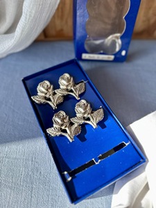 Anneau de serviette en forme de rose, finition argentée, parfait pour une mise en scène élégante de la table et la décoration de la salle à manger, fabriqué à la main en Inde. - Product Image 4