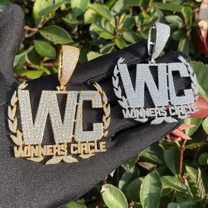 จี้เพชรโมอิสซาไนต์ทรงวงกลม WC Winners Circle ชุบทองคำขาว 18K พร้อมจี้ตัวอักษร ดีไซน์หรูหรา สไตล์ฮิปฮอป ประดับเพชรเต็มตัว จี้ตัวอักษรสั่งทำได้ - Product Image 5