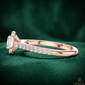 Anillo de Compromiso Personalizado de Oro Rosa de 18K con Halo Redondo y Diamante Cultivado en Laboratorio con Banda de Micro Pavé para Mujer - Product Image 4