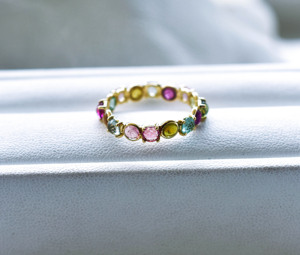 Anillo de Eternidad de Oro Amarillo de 14K con Turmalina Multicolor en Bisel, Hecho a Mano, Redondo y Natural, Estilo Prisma Pastel - Product Image 5