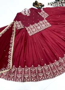 Ensemble prêt-à-porter avec haut brodé de sequins et de miroirs faits main, et bas de lehenga richement orné et dupatta. - Product Image 5