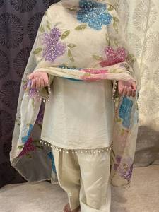 Élégante Robe FARSI SALVER Crème avec Broderie Florale, Coupe Ample, Longueur au Sol, Tenue Décontractée Traditionnelle Indienne pour Femme en Rayonne - Product Image 4