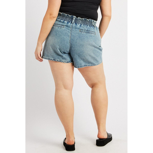 Shorts en jean skinny pour femme de haute qualité avec détails boutonnés, cordon de serrage, taille mi-haute, écologiques, séchage rapide, décontractés - Product Image 2