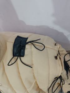 Abrigo Gambeson Medieval Unisex, Grueso y Acolchado, Largo, de Manga Larga, Chaqueta de Armadura Histórica, 100% Algodón, para Invierno y Reenactamiento - Product Image 6