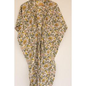 Robe longue kaftan blanche à imprimé floral jaune pour femmes, coupe ample, col en V, coton, style bohème, robe d'été - Product Image 1