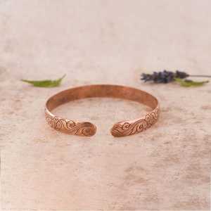 Pulsera de Cobre Floral, Cobre Puro, Estilo Boho Chic, Hecha a Mano |   Joyería de sanación natural, elaborada en India por N.S Overseas - Product Image 2