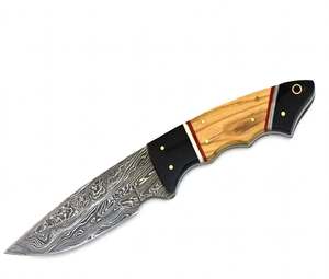 Couteau utilitaire d'extérieur à lame fixe en acier Damas artisanal à contraste élevé, manche en bois d'olivier et plaquettes en corne noire - Product Image 3