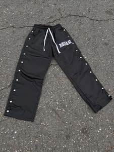 กางเกงคาร์โก้กระดุมสแนปสีดำ |   กางเกงพาราชูทแต่งแถบโลหะด้านข้าง |   กางเกงจ็อกเกอร์สตรีทแวร์ | ผู้ผลิตเสื้อผ้าแฟชั่นแบบ OEM ฉลากส่วนตัวตามสั่ง - Product Image 3