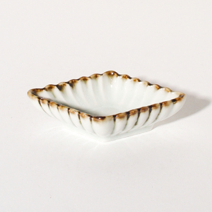 Assiette à sauce soja en porcelaine en forme de diamant - Vaisselle Mino fabriquée au Japon, emballée, pour desserts - Product Image 2