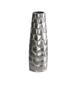 Elegante florero de metal plateado para la recepción de una oficina corporativa o como centro de mesa para sala de reuniones. - Product Image 1