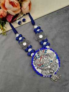 Ensemble collier et boucles d'oreilles assorties en argent oxydé, motif floral, fait main, style ethnique tribal, bijoux élégants - Product Image 1