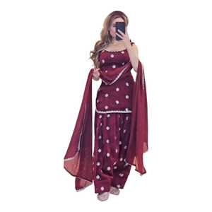 Lehenga Choli de Seda Bordada de Diseñador con Dupatta de Red, Vestido Anarkali Étnico Indio para Mujer, Ideal para Bodas y Fiestas - Product Image 1