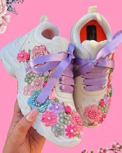 Baskets compensées personnalisées en cuir PU blanc pour femme, avec appliques florales colorées, perles et lacets en satin, chaussures de marche - Product Image 1