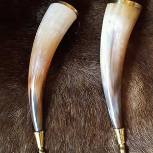 Copa Clásica Vikinga para Beber – Taza Hecha a Mano de Cuerno de Buey Natural, Estilo Nórdico Medieval con Acabado Pulido y Correa de Cuero - Product Image 3