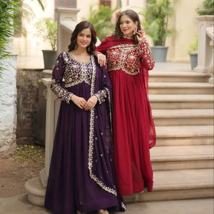 Elegante Vestido Anarkali de Georgette, Morado con Bordado de Lentejuelas Doradas, Vestido Largo hasta el Suelo con Cintura Imperio, Estilo Étnico Tradicional - Product Image 1